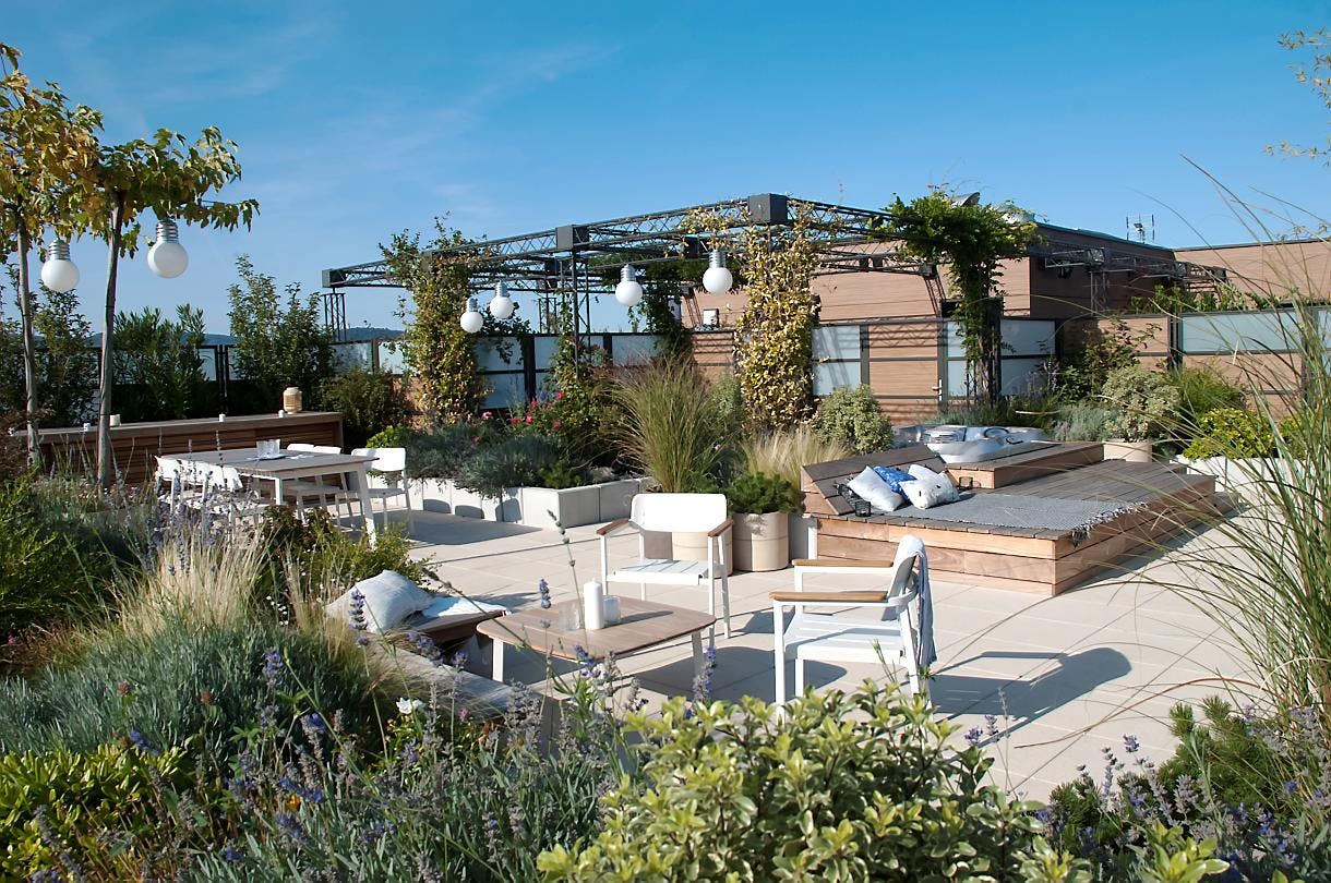 découvrez comment créer votre propre jardin sur toit, un espace vert innovant et écologique qui transforme votre espace urbain en un havre de paix. apprenez les meilleures techniques de jardinage, les plantes adaptées et les avantages d'un jardin suspendu pour votre bien-être et l'environnement.