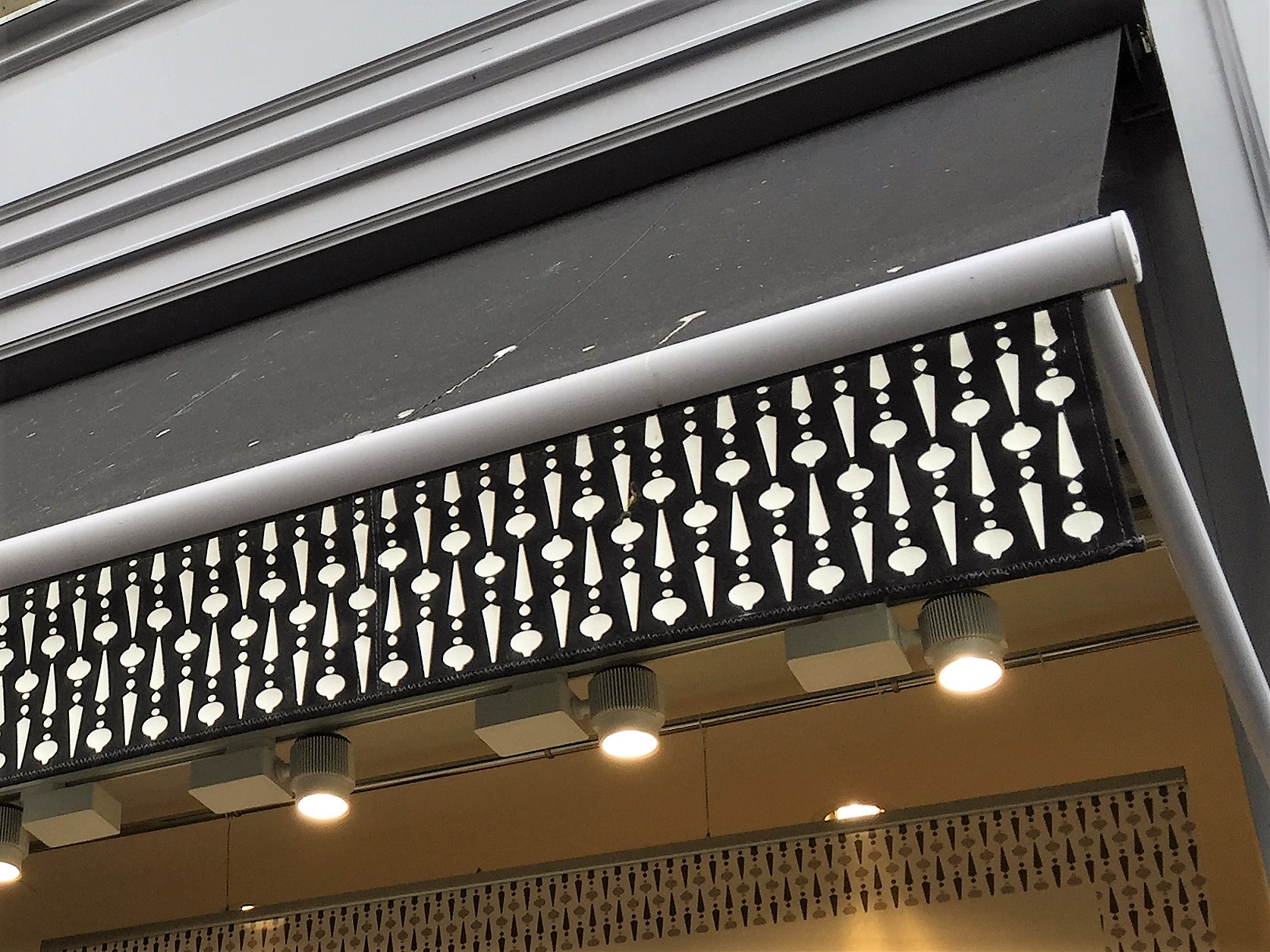 découvrez tout sur le lambrequin, cet élément décoratif chic et fonctionnel qui habille vos fenêtres avec élégance. apprenez à choisir le style, le matériau et les techniques d'installation pour sublimer votre intérieur.