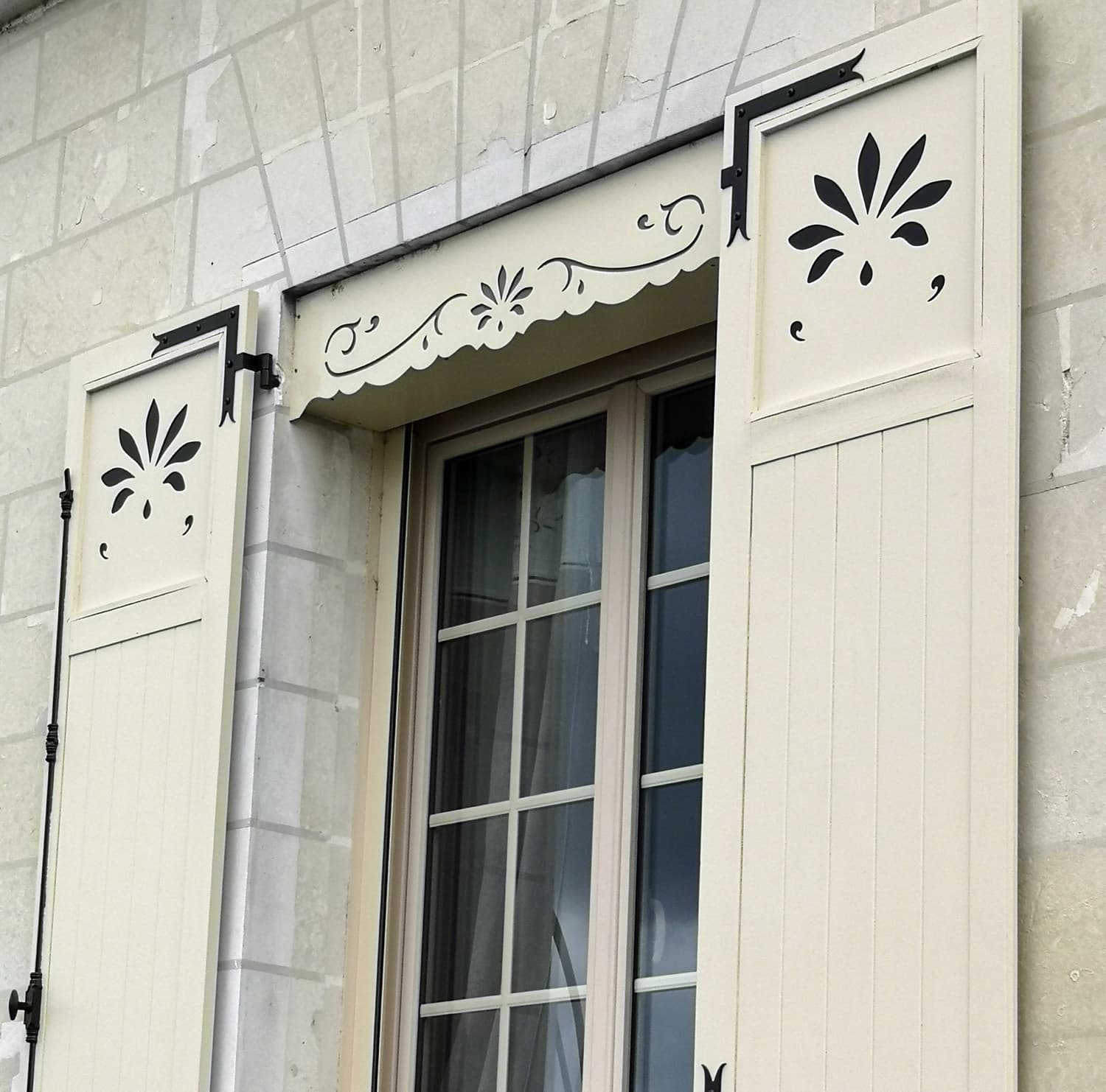 découvrez tout ce qu'il faut savoir sur le lambrequin, cet élément décoratif essentiel pour sublimer vos fenêtres. apprenez à choisir le modèle idéal, à l'installer facilement et à l'intégrer harmonieusement dans votre décoration intérieure.