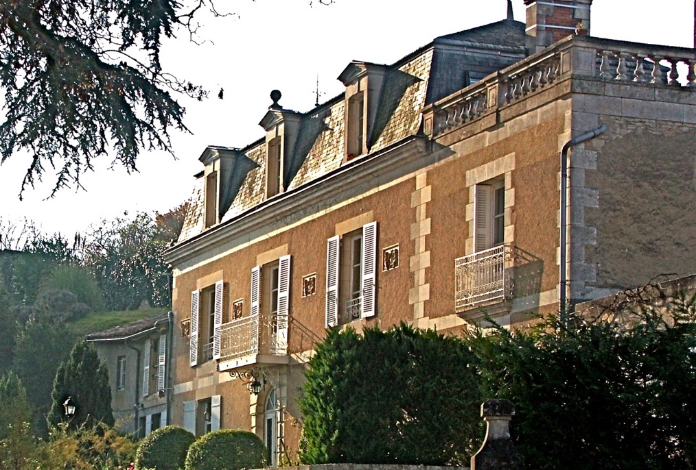 découvrez l'élégance et le charme des lucarnes anciennes, des éléments architecturaux qui ajoutent du caractère et de la lumière à votre maison. explorez leur histoire, leur design unique et comment les intégrer dans votre projet de rénovation.