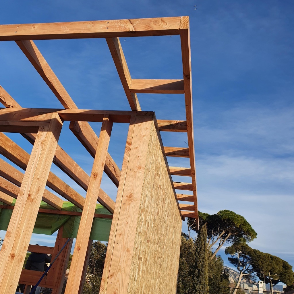 découvrez tout ce qu'il faut savoir sur les lucarnes pour toits plats : avantages, styles, installation et conseils pratiques pour optimiser l'éclairage et l'esthétique de votre maison.