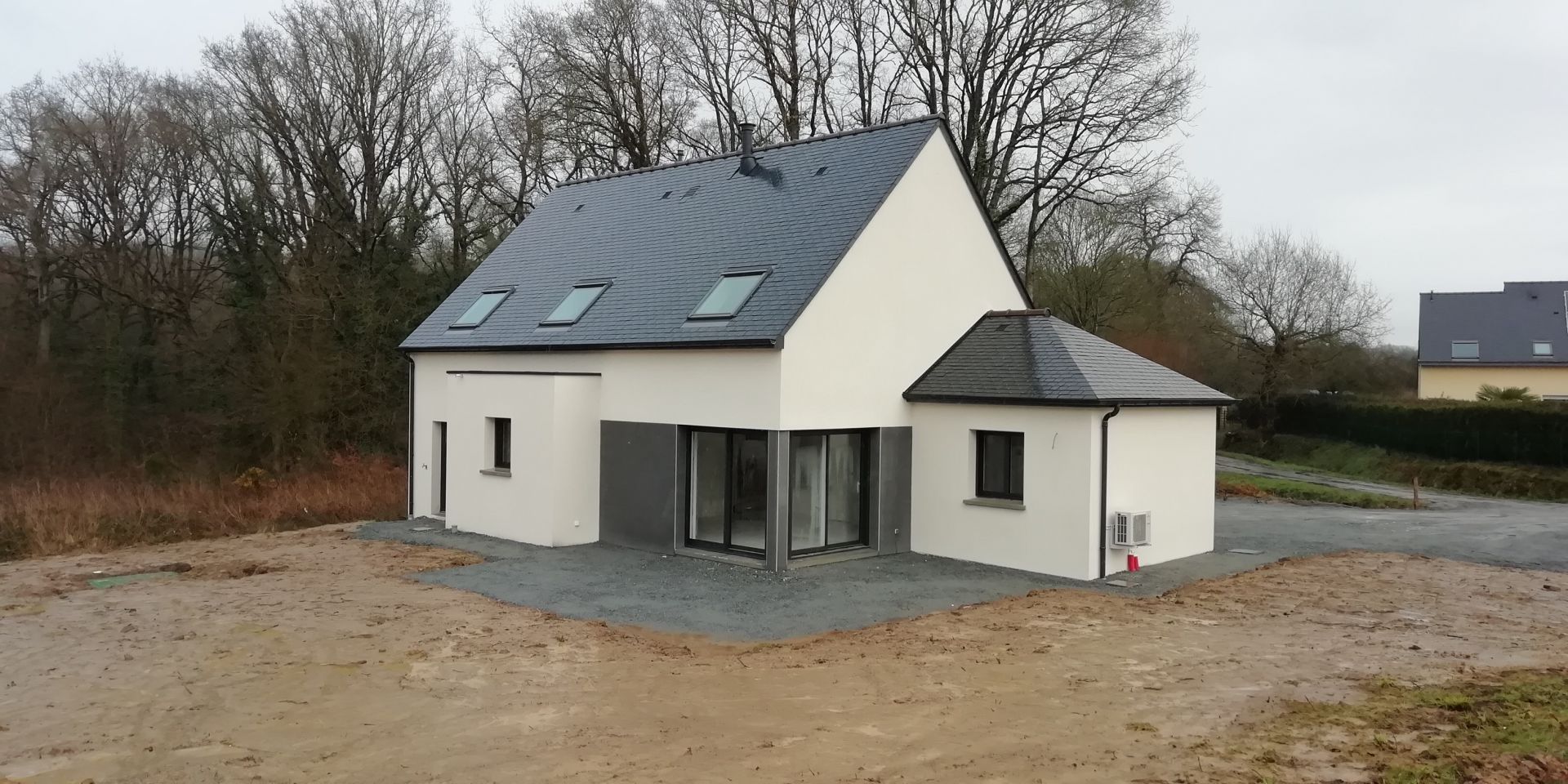 découvrez l'élégance et le charme d'une maison 2 pans, parfaite pour allier fonctionnalité et esthétisme. ce style architectural traditionnel offre des espaces lumineux et aérés, tout en s'intégrant harmonieusement dans votre environnement. explorez les avantages de ce type de construction pour votre projet immobilier.
