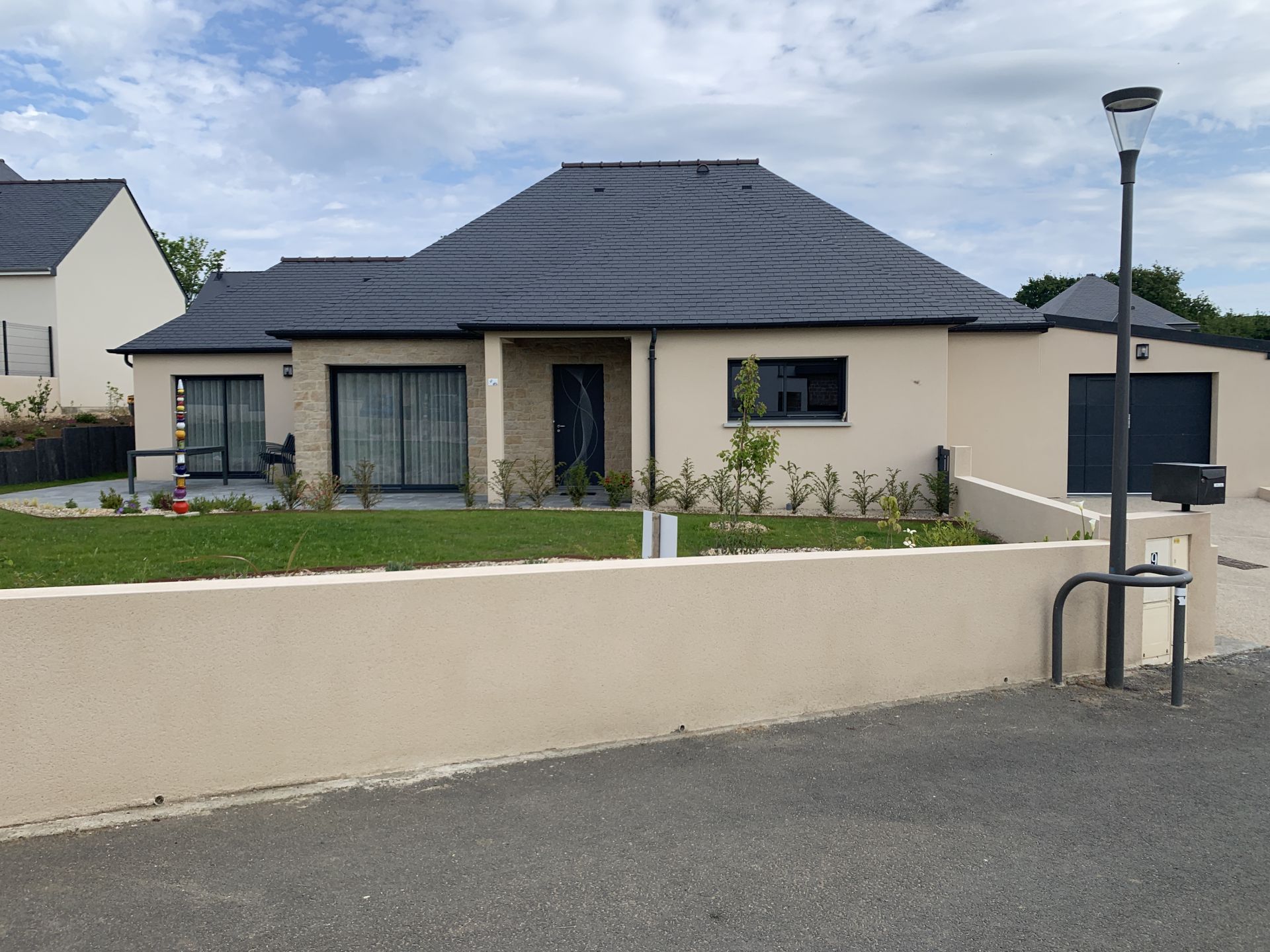 découvrez notre maison 4 pans, un espace de vie unique et chaleureux alliant tradition et modernité. idéale pour les familles, cette maison offre confort, luminosité et un design distinctif qui se marie parfaitement avec votre style de vie.