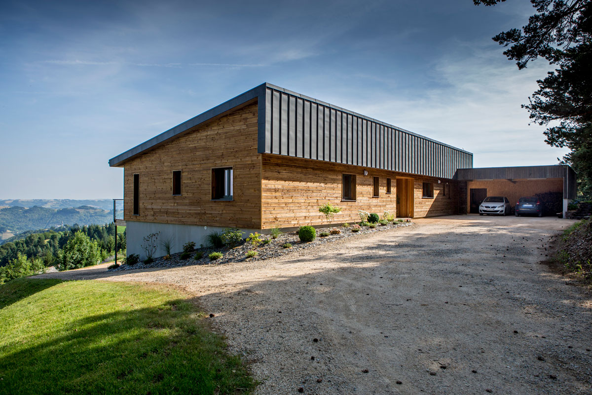 découvrez notre maison en bois monopente, alliant modernité et design épuré. profitez d'un espace de vie lumineux et confortable, conçu pour s'intégrer harmonieusement dans votre environnement. idéale pour ceux qui recherchent une habitation écologique et esthétique.
