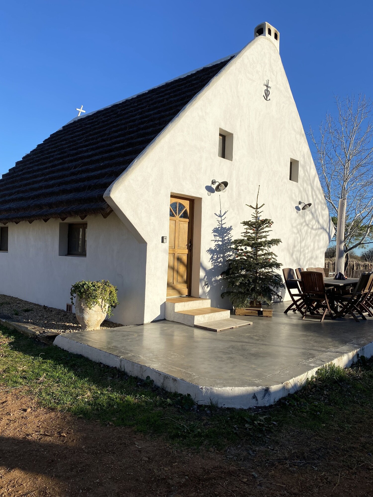 découvrez la maison camarguaise, un charmant reflet de l'architecture traditionnelle du sud de la france. plongez dans l'ambiance unique de la camargue, entre nature sauvage et culture riche, et laissez-vous séduire par le charme intemporel de ces maisons typiques.