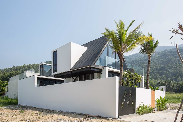 découvrez le charme intemporel d'une maison mansardée. alliant esthétique raffinée et fonctionnalité, ce type de toiture offre un espace de vie unique et lumineux sous ses pentes. idéale pour maximiser les mètres carrés tout en apportant une touche d'élégance à votre habitation.