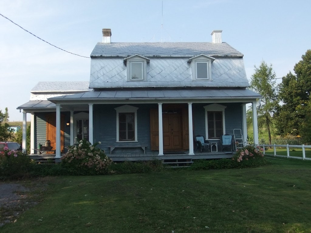 découvrez le charme d'une maison mansardée, une architecture unique alliant élégance et fonctionnalité. profitez de ses espaces de vie lumineux, de ses combles aménagés et de son allure intemporelle, idéale pour un cadre de vie confortable et accueillant.