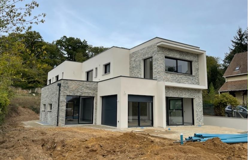 découvrez les avantages et le charme d'une maison à toit plat. ce style architectural moderne offre une esthétique épurée, des espaces de vie optimisés et une intégration parfaite dans le paysage. profitez d'une conception innovante qui allie confort et fonctionnalité.