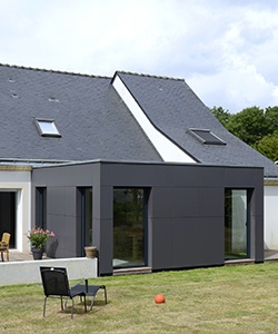découvrez notre sélection de maisons à toit plat, alliant modernité et fonctionnalité. ces habitations innovantes offrent un design contemporain, une luminosité optimale et des espaces de vie adaptés à vos besoins. explorez les avantages et les tendances des maisons à toit plat pour votre futur projet immobilier.