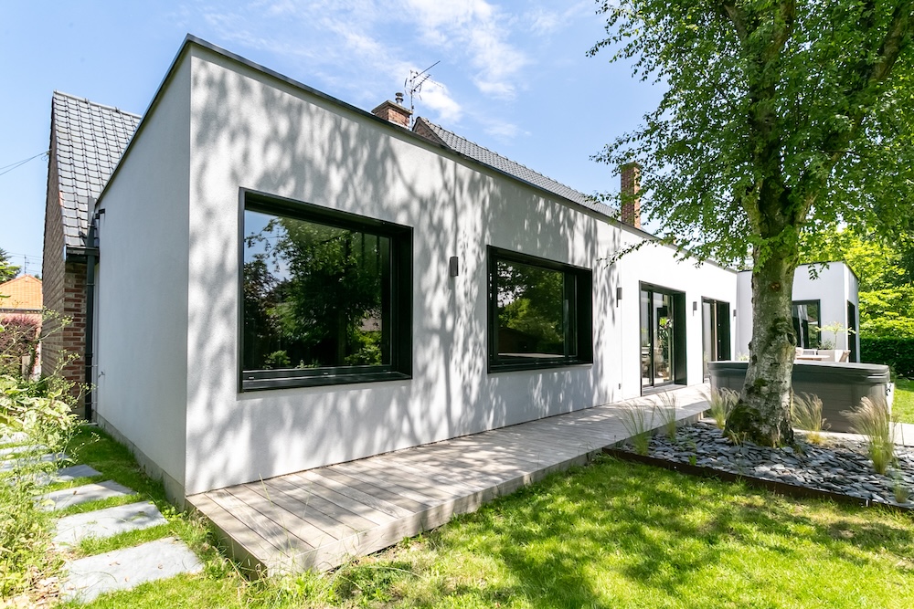 découvrez notre maison moderne à toit plat, idéale pour profiter d'un espace de vie ouvert et lumineux. avec son patio charmant, cette propriété allie confort et style, parfaite pour les amateurs de design contemporain et de moments en plein air.