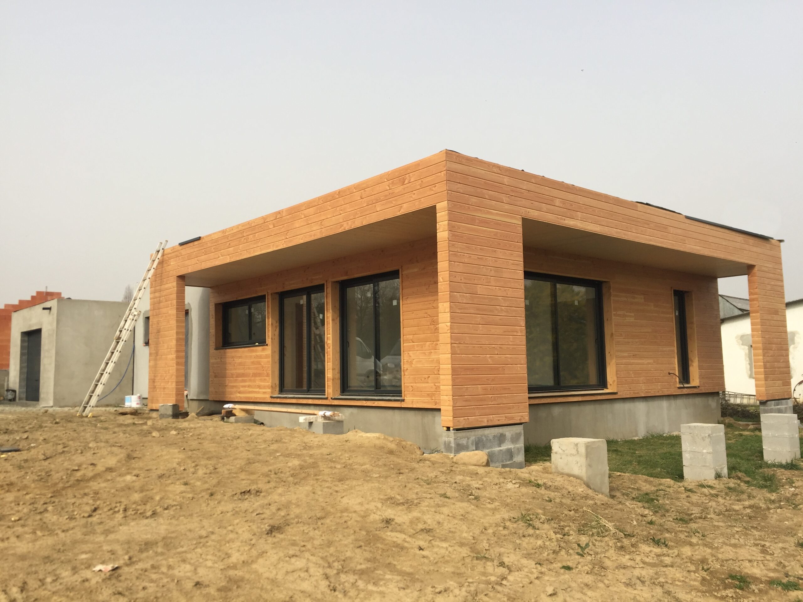 découvrez une maison moderne avec toit plat, conçue pour maximiser l'espace et le confort. profitez d'un élégant patio idéal pour vos moments de détente et de convivialité, tout en bénéficiant d'un design architectural épuré et lumineux.