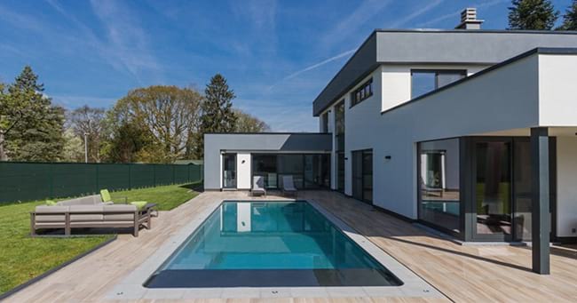 découvrez notre sélection de maisons à toit plat avec piscine, alliant design moderne et confort. profitez de l'élégance d'un espace extérieur rafraîchissant tout en admirant l'architecture contemporaine. idéal pour vos moments de détente et de convivialité!