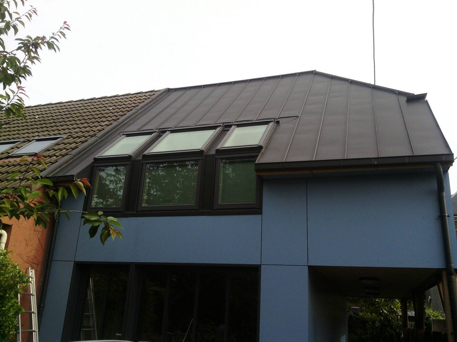 découvrez notre guide sur les maisons à toit en zinc, un choix esthétiquement moderne et durable. apprenez tout sur les avantages, les styles et l'entretien de ce revêtement innovant pour votre habitat.