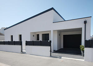 découvrez notre maison en zinc monopente, un design moderne et épuré qui allie esthétisme et fonctionnalité. parfaite pour un style de vie contemporain, cette habitation est conçue pour optimiser l'espace et offrir une excellente résistance aux intempéries. visitez notre site pour explorer nos modèles personnalisés.