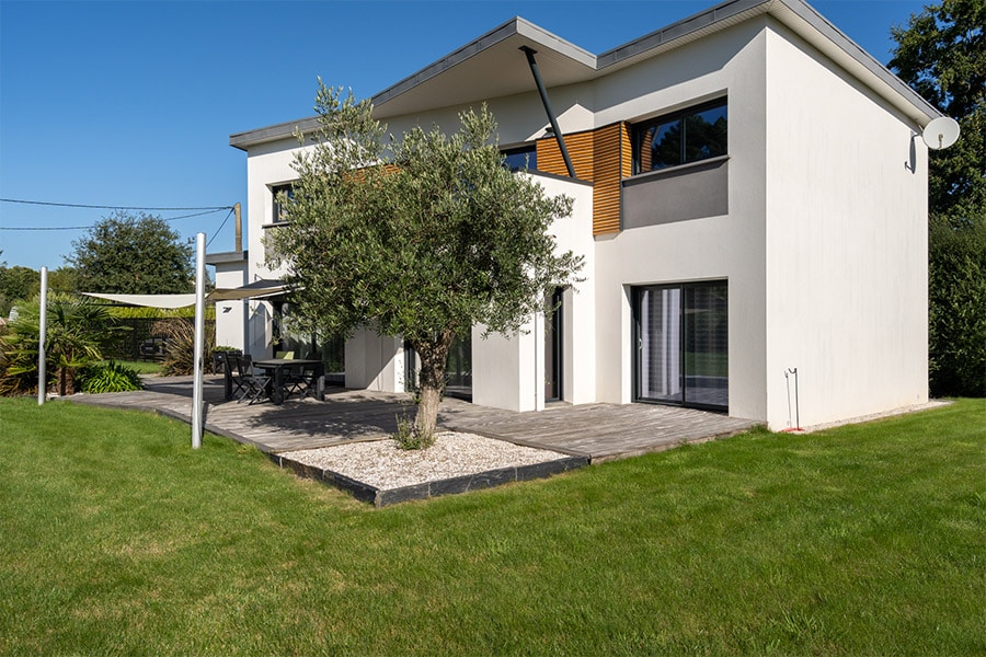découvrez la maison zinc monopente, une construction moderne et esthétique alliant design épuré et fonctionnalité. parfaite pour vous offrir confort et luminosité, cette maison s'intègre harmonieusement à son environnement. explorez nos idées et inspirations pour réaliser votre projet de rêve.