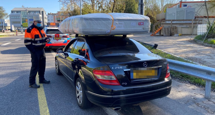 découvrez notre sélection de matelas pour toit de voiture, idéaux pour vos aventures en plein air et vos road trips. offrant confort et praticité, ces matelas se plient facilement et s'installent en un clin d'œil, vous permettant de profiter de nuits paisibles où que vous soyez. parfait pour les campeurs, les voyageurs et les amateurs de nature.