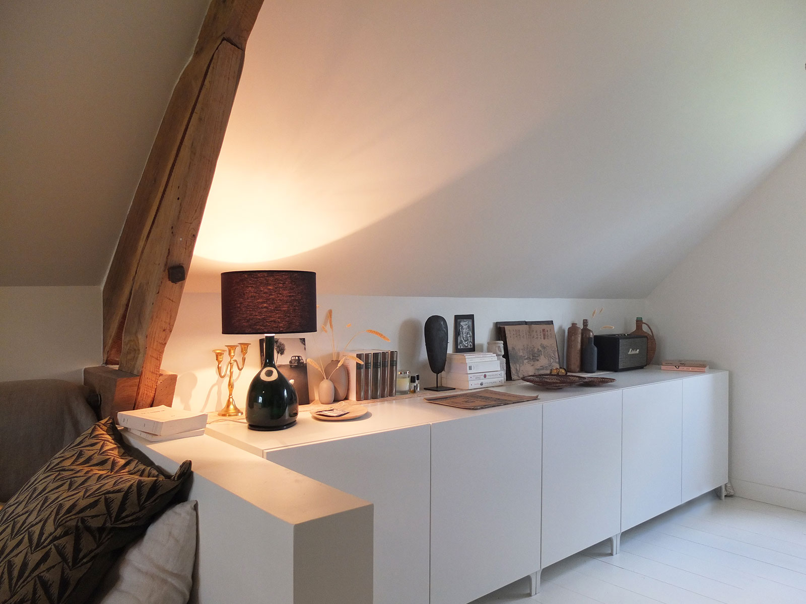 découvrez notre sélection de meubles sous pente ikea, idéaux pour optimiser l'espace de vos combles. alliez design et fonctionnalité avec des solutions astucieuses qui s'adaptent à chaque coin de votre maison.