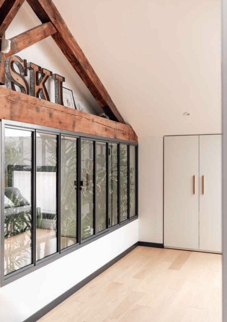 découvrez l'univers des mezzanines en pente, alliant esthétique et fonctionnalité. optimisez votre espace tout en ajoutant une touche design à votre intérieur. explorez nos idées et conseils pour intégrer une mezzanine inclinée dans votre décoration.