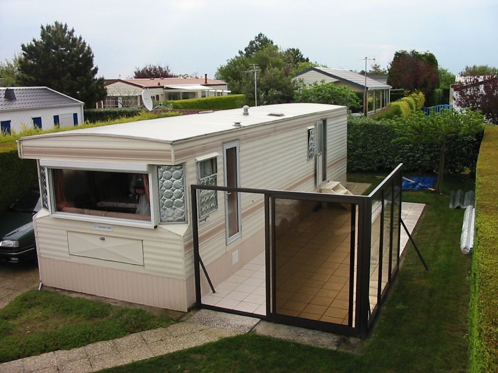 découvrez notre mobil-home à toit 2 pentes, alliant confort et esthétique. profitez d'un espace de vie moderne et chaleureux, idéal pour des vacances en famille ou entre amis. optez pour la qualité et le style lors de votre séjour en pleine nature.