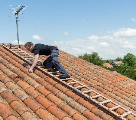 découvrez nos conseils et astuces pour monter sur le toit en toute sécurité. que ce soit pour des travaux de maintenance, d'installation solaire ou simplement pour profiter de la vue, apprenez les techniques essentielles et les précautions à prendre.