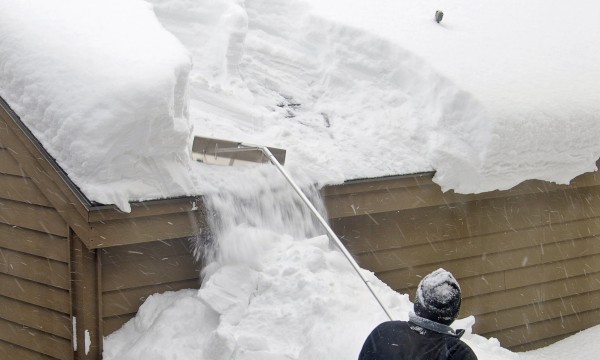 découvrez tout ce que vous devez savoir sur la neige sur les toits : des conseils pratiques pour la gestion de l'accumulation de neige, les risques pour votre maison et les méthodes de déneigement efficaces pour assurer la sécurité de votre habitation cet hiver.