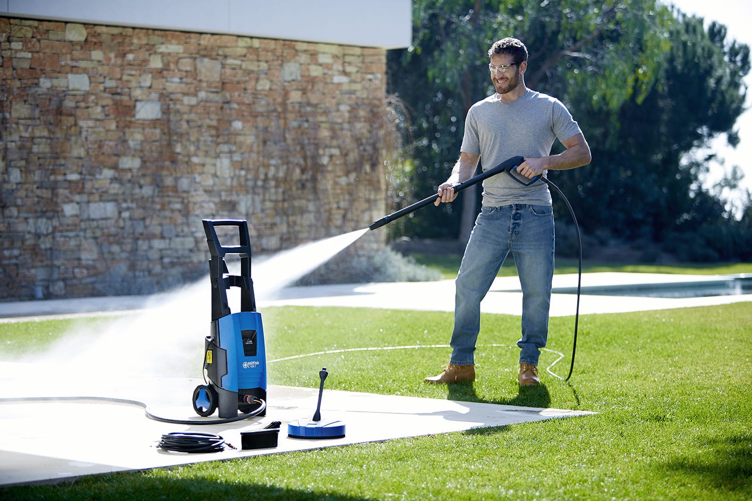 découvrez nos services de nettoyage terrasse professionnels pour redonner vie à votre espace extérieur. éliminez salissures, mousses et débris, tout en préservant vos surfaces. profitez d'une terrasse impeccable pour vos moments de détente!