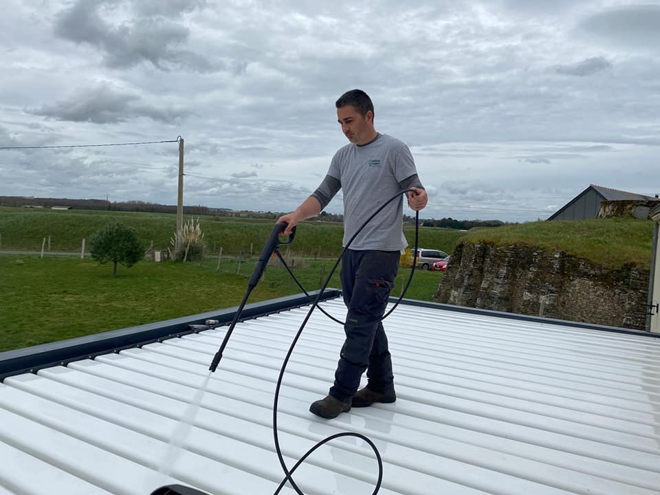 découvrez notre service professionnel de nettoyage de toit avec karcher. récupérez l'éclat de votre toiture en éliminant mousses, lichens et salissures. un entretien efficace pour prolonger la durée de vie de votre toit !