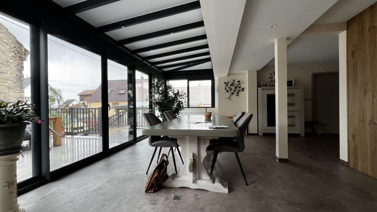 découvrez nos services de nettoyage professionnel pour toits de vérandas. offrez à votre espace extérieur une nouvelle jeunesse en éliminant les salissures, mousses et lichens. profitez d'une véranda éclatante et saine grâce à notre expertise.