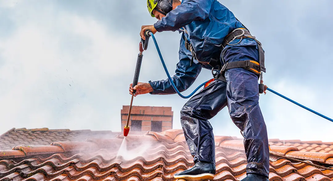 découvrez nos services de nettoyage de toit pour prolonger la durée de vie de votre toiture et améliorer l'esthétique de votre maison. profitez d'une intervention professionnelle et efficace pour éliminer les mousses, lichens et salissures.