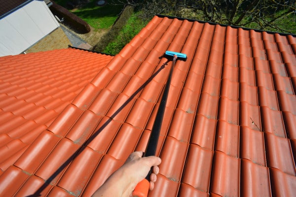 découvrez nos services de nettoyage de toiture au sol, garantissant une intervention sécurisée et efficace pour redonner éclat et durabilité à votre toit. profitez d'une expertise professionnelle pour un entretien optimal de votre habitation.