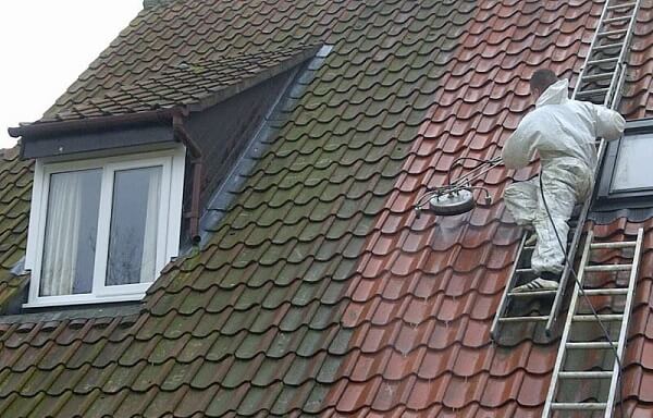 découvrez comment nettoyer votre toiture efficacement sans avoir à monter. des astuces et des techniques pratiques pour préserver l'intégrité de votre toiture tout en assurant son entretien.