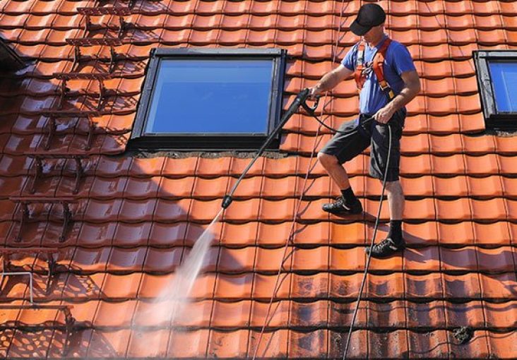 découvrez comment nettoyer votre toiture efficacement sans avoir besoin de monter sur le toit. des astuces pratiques et des solutions adaptées pour entretenir votre toiture en toute sécurité.