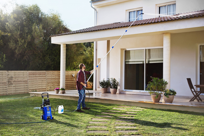 découvrez le nettoyeur de toit nilfisk, l'outil idéal pour entretenir et nettoyer efficacement vos toits. profitez de performances optimales et d'un design ergonomique pour un travail rapide et sans effort. idéal pour les professionnels comme pour les particuliers soucieux de préserver l'aspect de leur toiture.