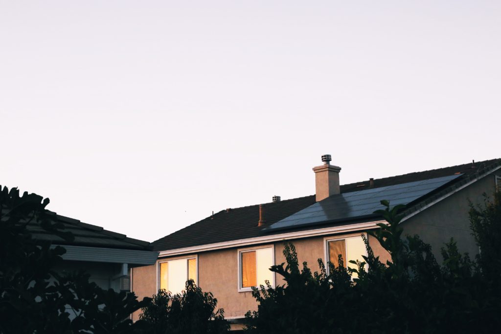 découvrez comment l'installation de panneaux solaires peut influencer la valeur immobilière de votre propriété. apprenez les avantages financiers et écologiques associés à cette technologie durable et son impact sur le marché immobilier.