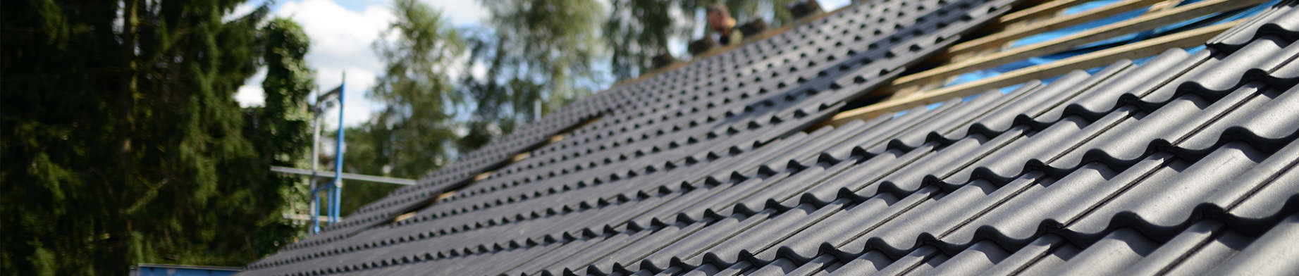 découvrez les exigences de pente minimum pour les toitures en tuiles plates. informez-vous sur les normes de construction pour garantir l'étanchéité et la durabilité de votre toiture.