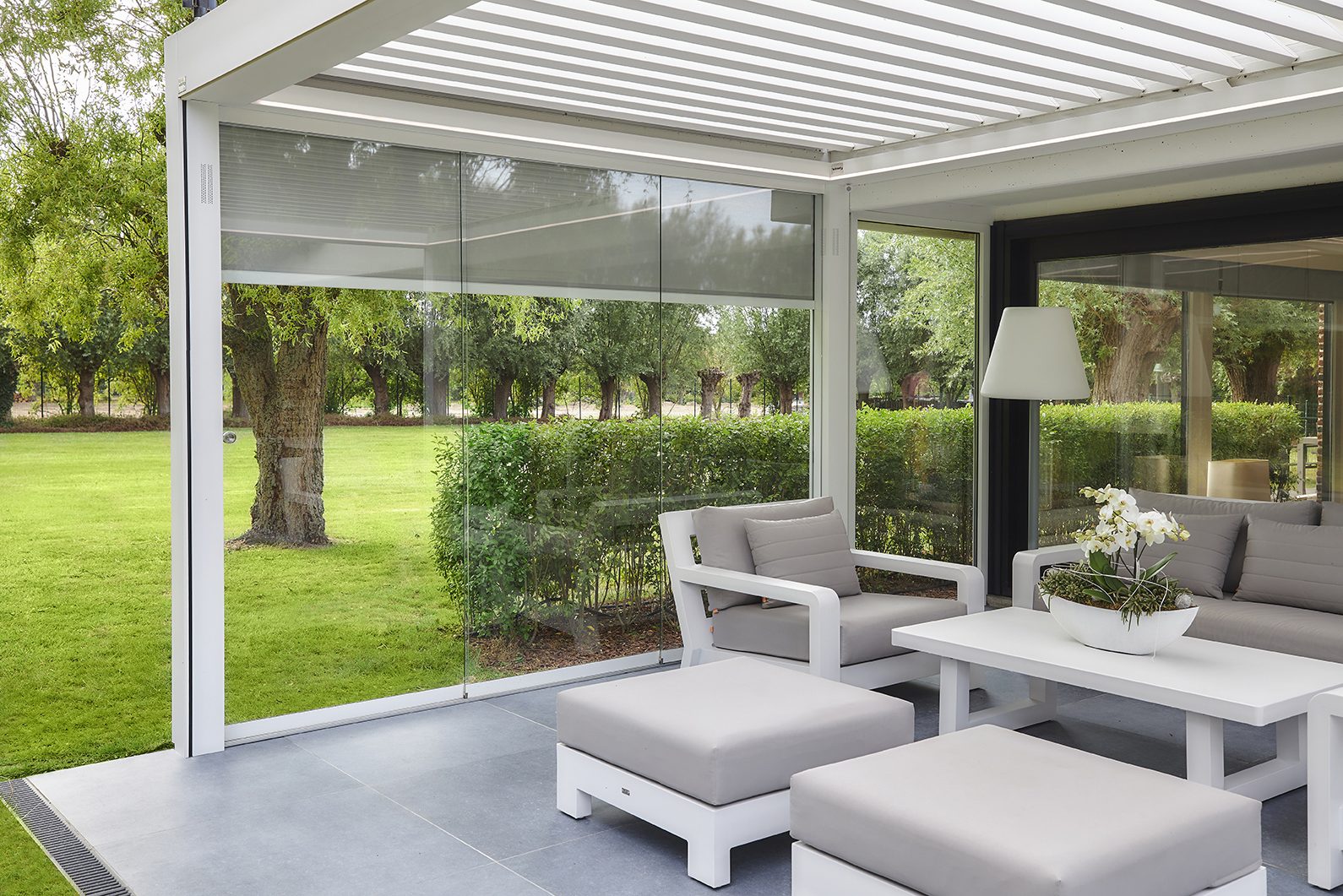 découvrez nos pergolas en aluminium et verre, alliant élégance et durabilité. créez un espace extérieur convivial et moderne tout en étant protégé des intempéries. idéales pour profiter de votre jardin tout au long de l'année.