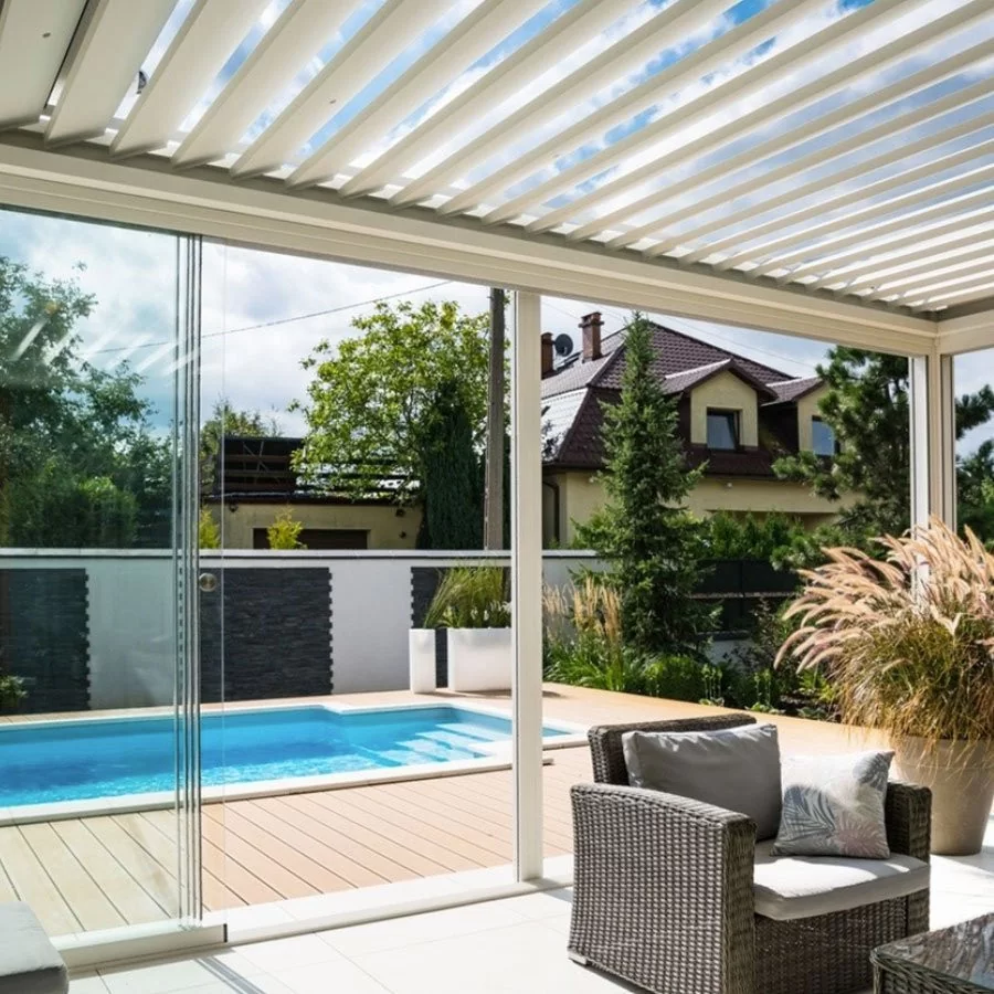 découvrez notre élégante pergola en aluminium avec toiture en verre, alliant design moderne et fonctionnalité. profitez d'un espace extérieur lumineux et protégé tout en valorisant votre jardin. idéale pour les repas en famille ou les moments de détente sous le ciel dégagé.