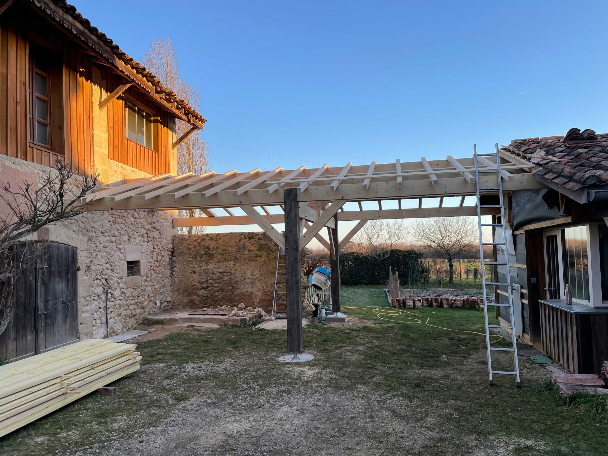 découvrez notre gamme de pergolas en bois avec toiture en tuile, alliant esthétisme et durabilité. profitez d'un espace extérieur élégant et protégé tout en valorisant votre jardin. idéales pour profiter de vos moments en plein air tout en étant à l'abri du soleil et de la pluie.