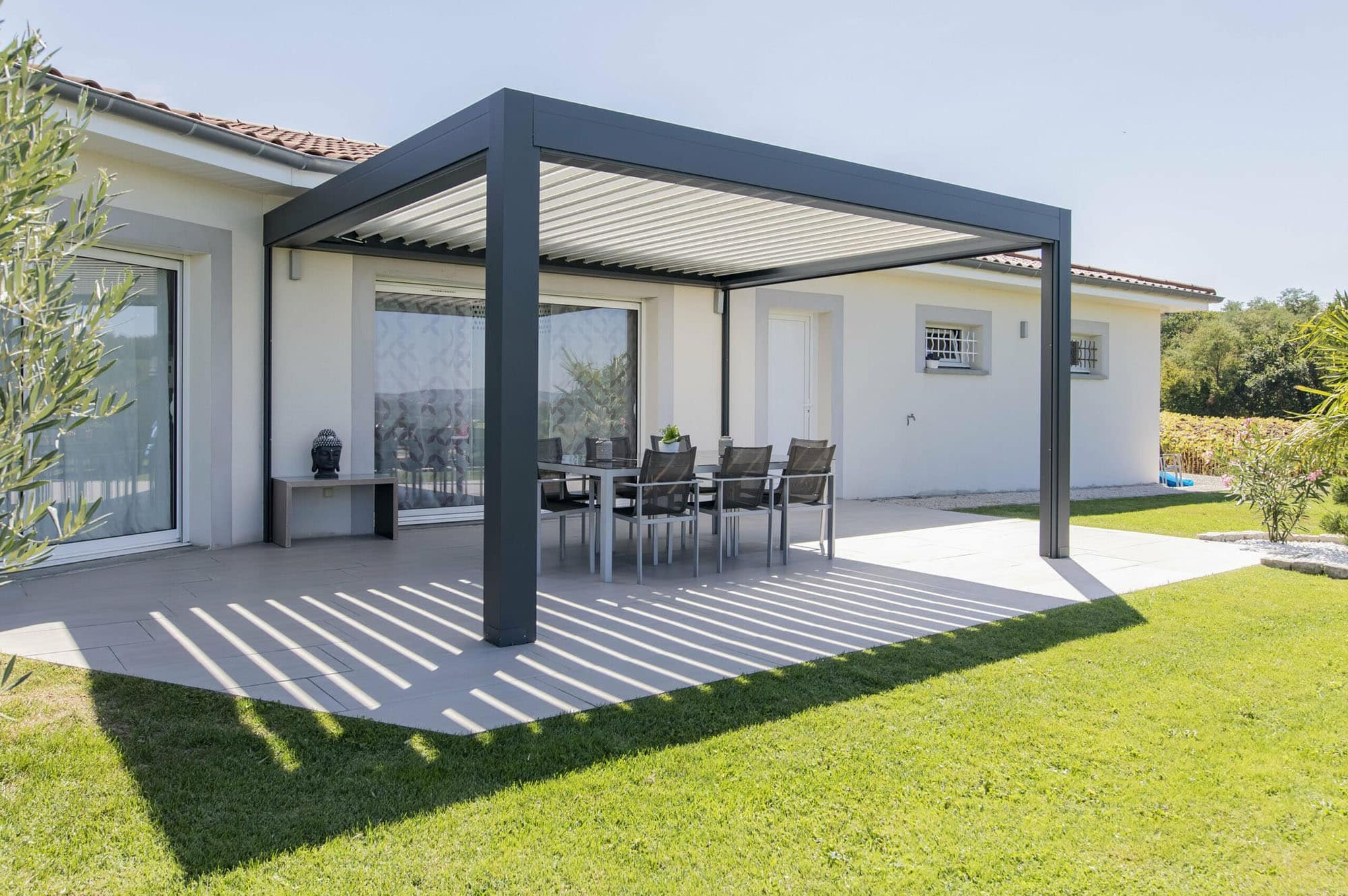 découvrez notre pergola inclinée, alliant élégance et fonctionnalité. idéale pour ombrager votre terrasse tout en ajoutant une touche esthétique à votre jardin. profitez d'un espace extérieur agréable en toutes saisons.
