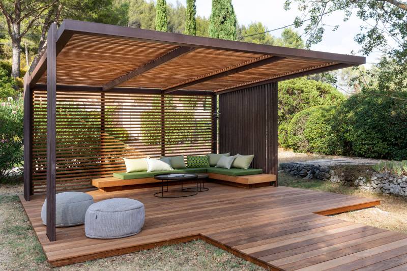 découvrez nos pergolas pour terrasse, alliant design et fonctionnalité. transformez votre espace extérieur en un lieu de détente agréable tout en vous protégeant du soleil et des intempéries. idéales pour profiter des belles journées en plein air.