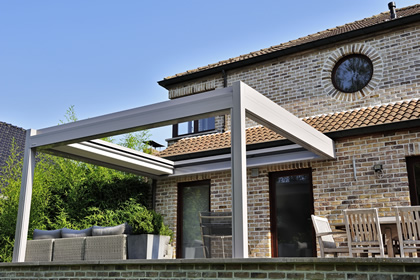 découvrez la pergola à toit rétractable, une solution élégante et pratique pour profiter de votre espace extérieur en toute saison. ajustez facilement votre protection contre le soleil et la pluie tout en ajoutant une touche moderne à votre jardin ou terrasse. idéale pour créer des moments inoubliables en plein air.