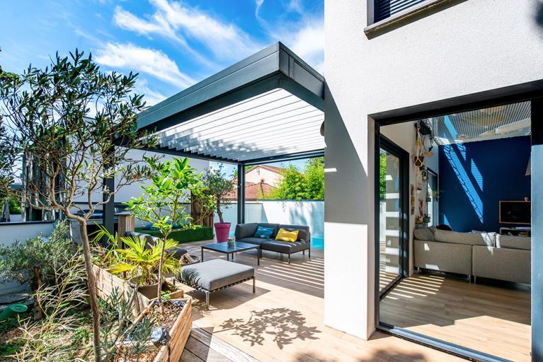 découvrez notre pergola translucide, un espace de vie extérieur élégant et lumineux. profitez de la lumière naturelle tout en étant protégé des intempéries. idéale pour vos terrasses et jardins, elle allie design moderne et fonctionnalité.