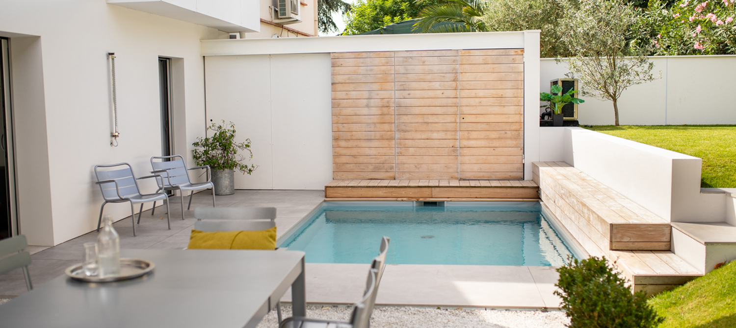 découvrez comment transformer votre espace extérieur en un véritable paradis avec une piscine terrasse. aménagez un coin de détente alliant élégance et confort, idéal pour profiter des journées ensoleillées et passer des moments inoubliables en famille ou entre amis.