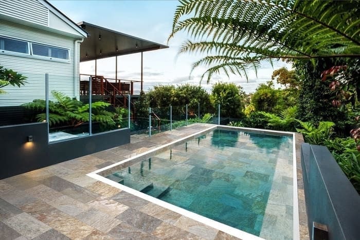 découvrez comment aménager votre terrasse autour de la piscine pour un espace extérieur élégant et relaxant. inspirez-vous de conseils pratiques et d'idées de décoration pour créer un coin de paradis au cœur de votre jardin.