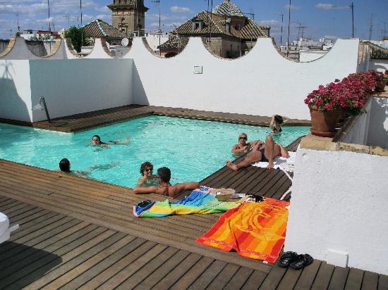 découvrez les avantages d'une piscine sur le toit : un espace de détente unique offrant une vue imprenable, idéale pour se rafraîchir en été. transformez votre rooftop en un véritable oasis de bien-être et d'élégance.