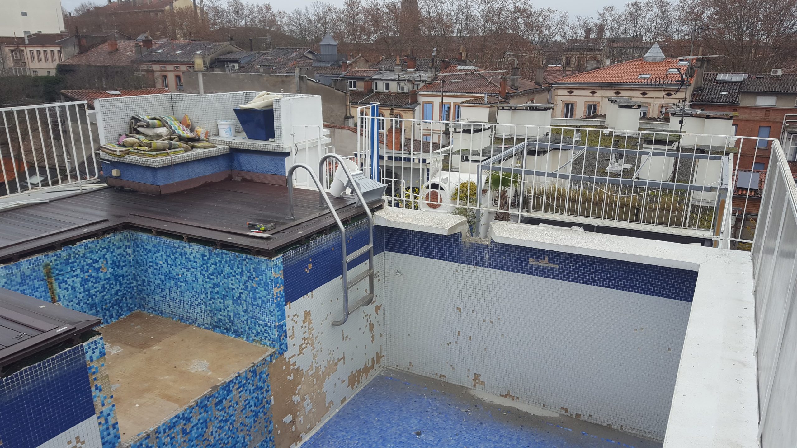 découvrez l'élégance et le confort d'une piscine sur le toit, un espace de détente parfait pour profiter d'une vue imprenable tout en se baignant. transformez votre rooftop en un havre de paix avec des aménagements modernes et raffinés.