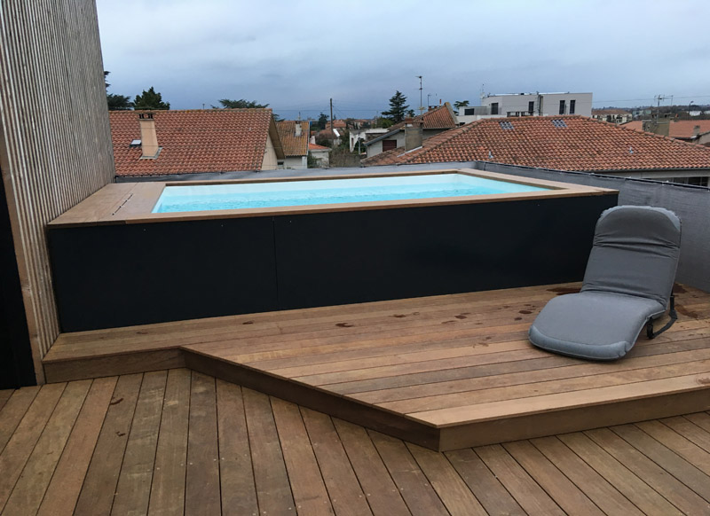 découvrez l'élégance et le confort d'une piscine sur le toit. profitez d'une vue imprenable tout en vous relaxant dans un espace aquatique tendance, idéal pour les chaudes journées d'été et les soirées entre amis.