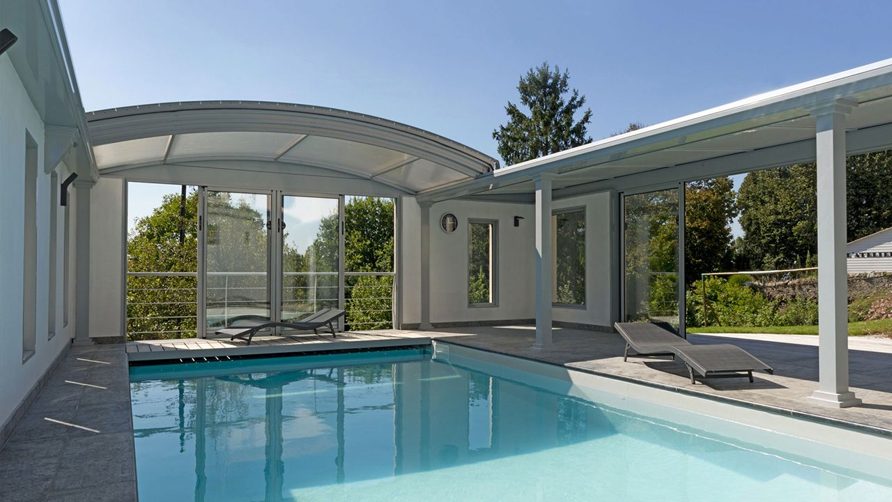 découvrez les avantages d'une piscine sur le toit, un espace de détente et de loisirs unique en plein cœur de votre maison. profitez d'une vue imprenable tout en vous baignant dans un cadre élégant et moderne.