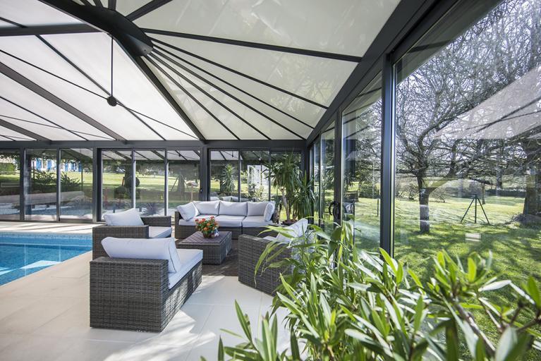 découvrez les avantages d'une piscine avec toit amovible : protégez votre espace aquatique des intempéries tout en profitant d'une baignade à ciel ouvert. idéal pour allier confort et esthétique, ce système vous permettra de profiter de votre piscine toute l'année.