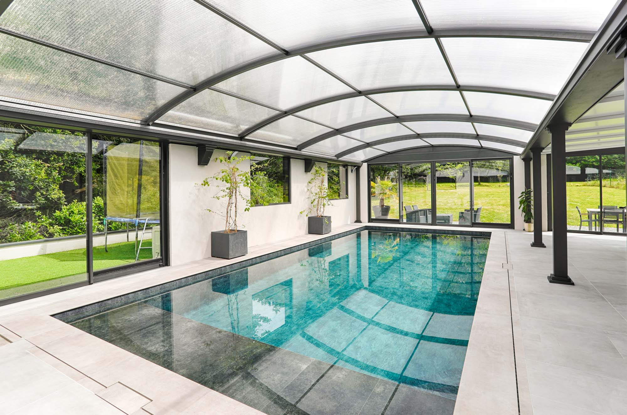 découvrez les avantages d'une piscine avec toit amovible : un espace de baignade polyvalent, protégé des intempéries, permettant de profiter de votre piscine tout au long de l'année. améliorez votre expérience aquatique en alliant confort et esthétisme.